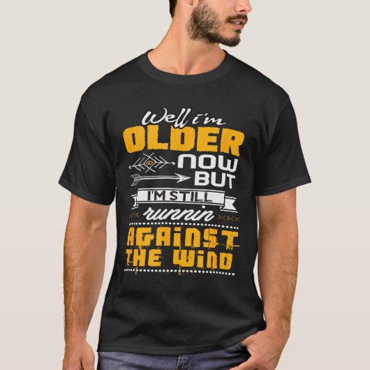 まだ風に向かって走ってるなんて面白い Tシャツ (正面)