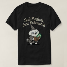 まだ魔法は使えるけど疲れた犬 Tシャツ