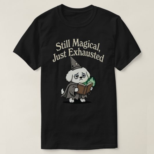 まだ魔法は使えるけど疲れた犬 Tシャツ (デザイン正面)