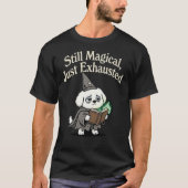 まだ魔法は使えるけど疲れた犬 Tシャツ (正面)