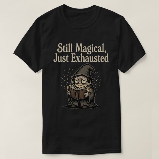 まだ魔法は使えるけど、もう疲れた Tシャツ (デザイン正面)
