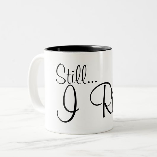 "まだ… 私はファンシーなフォントのデザイン"黒の立上がります ツートーンマグカップ (正面左)