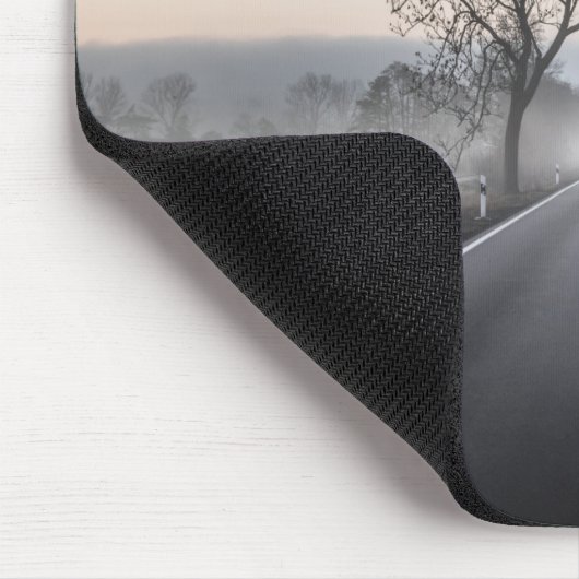 まっすぐな風光明媚な田舎道 マウスパッド (コーナー)