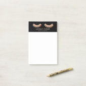 まつげのメーキャップアーティストのスタイリッシュで黒い後それノート ポストイット (デスク上)