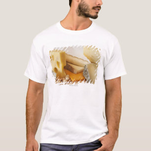 まな板のさまざまなチーズ Tシャツ