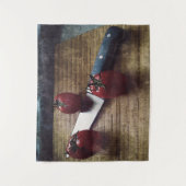 まな板の上に赤いトマトが3個 タペストリー (正面)