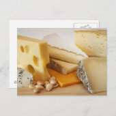 まな板の様々なチーズ ポストカード (正面/裏面)