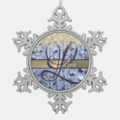 まばゆいキラキラ青いビーズモノグラム スノーフレークピューターオーナメント (正面)