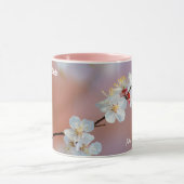 まぶしいア日本のプリコットの花 マグカップ (中央)