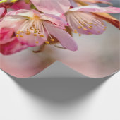 まぶしい桜の花。ベージュと青の背景 ラッピングペーパー (角)