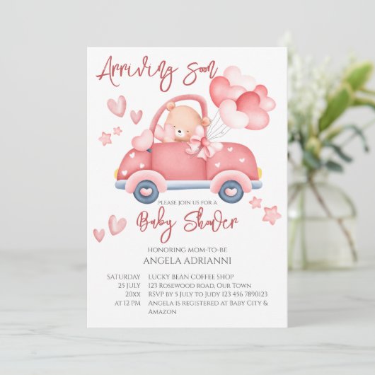 まもなく到着かわいいピンクのテディベア小さなドライバー 招待状 (スタンド正面)
