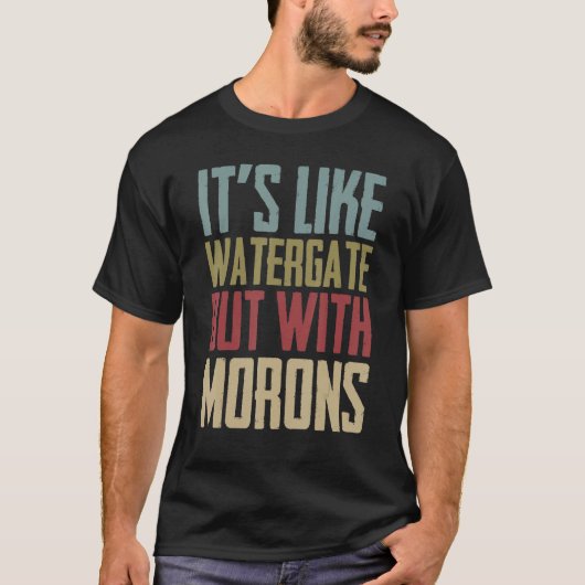 まるで水門のようだが、道徳的政治だ Tシャツ (正面)