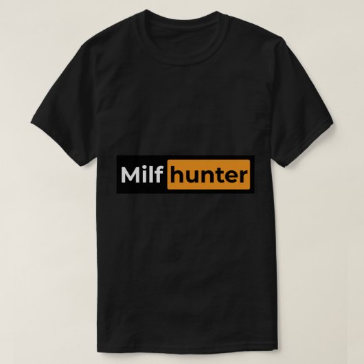 まカッコいいたおもしろいタグライン"Milf hunter"Stic Tシャツ (デザイン正面)