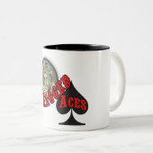 みすぼらしいエースのマグ ツートーンマグカップ (正面右)