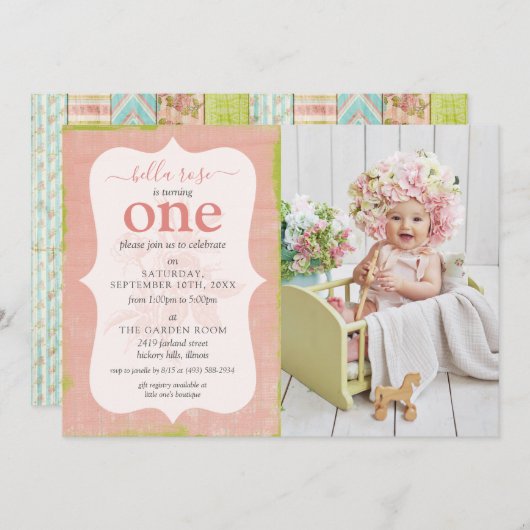 みすぼらしいコテージピンクローズベビーガール誕生日写真 招待状 (正面/裏面)