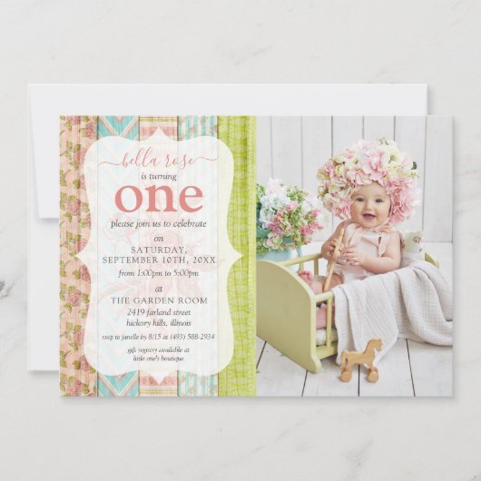 みすぼらしいコテージピンクローズベビーガール誕生日写真 招待状 (正面)