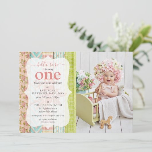 みすぼらしいコテージピンクローズベビーガール誕生日写真 招待状 (スタンド正面)