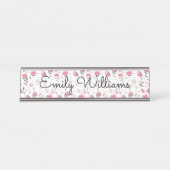 みすぼらしいシックかわいらしな小さなピンクのバラ白フェミニン デスクネームプレート (正面)