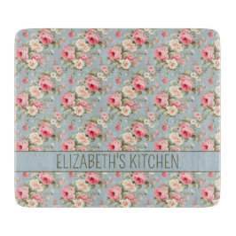 みすぼらしいシックなピンクとブルーのコテージバラと花 カッティングボード