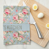 みすぼらしいシックなピンクとブルーのコテージバラと花 キッチンタオル (四つ折り)