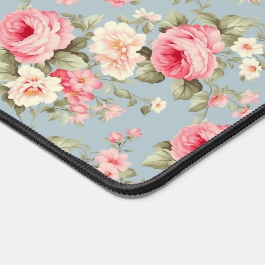 みすぼらしいシックなピンクとブルーのコテージバラと花 デスクマット (コーナー)