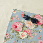 みすぼらしいシックなピンクとブルーのコテージバラと花 ビーチタオル (インサイチュ)