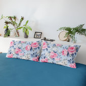 みすぼらしいシックなピンクのバラと白い花柄 枕カバー