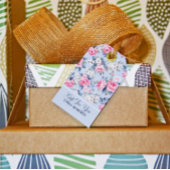 みすぼらしいシックなピンクのバラのシームレスパターン ギフトタグ