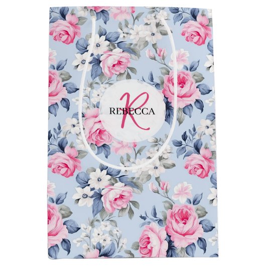 みすぼらしいシックなピンクのバラ模様モノグラム ミディアムペーパーバッグ (正面)