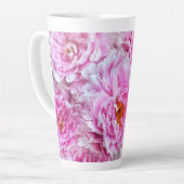 みすぼらしいシックなピンクのパステルピンクの牡丹 カフェラテマグ (左アングル)