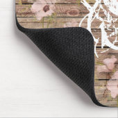 みすぼらしいシックなピンクのフローラルパターンウッドモノグラム マウスパッド (コーナー)