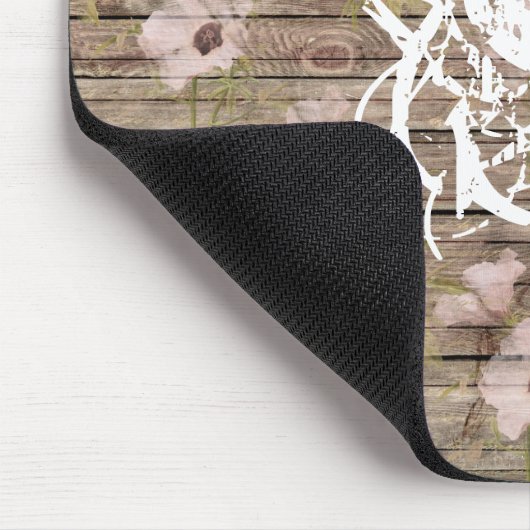 みすぼらしいシックなピンクのフローラルパターンウッドモノグラム マウスパッド (コーナー)