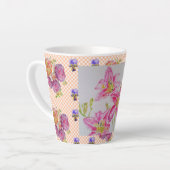 みすぼらしいシックなピンクのリリーフローラフラワーギンガムバラ カフェラテマグ (左アングル)