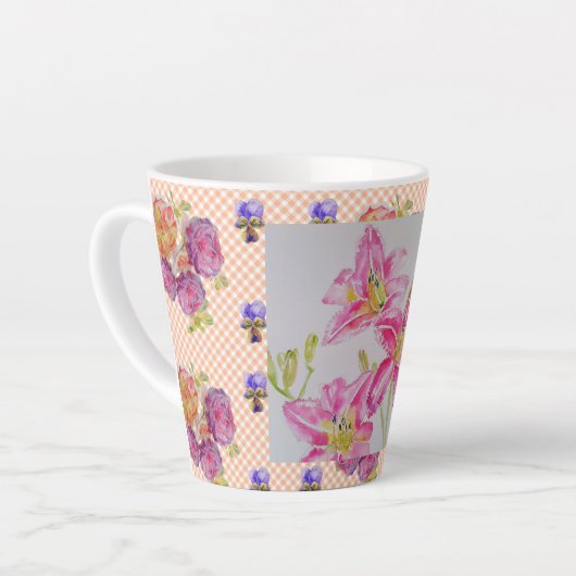 みすぼらしいシックなピンクのリリーフローラフラワーギンガムバラ カフェラテマグ (左アングル)