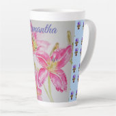 みすぼらしいシックなピンクのリリーフローラ花ブルースポット カフェラテマグ (右アングル)