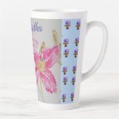 みすぼらしいシックなピンクのリリーフローラ花ブルースポット カフェラテマグ (右)