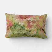 みすぼらしいシックな色あせた花を引用文枕に追加する ランバークッション (裏面)