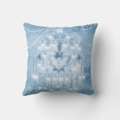 みすぼらしいシックな青の白いシャンデリアの水色 クッション (裏面)