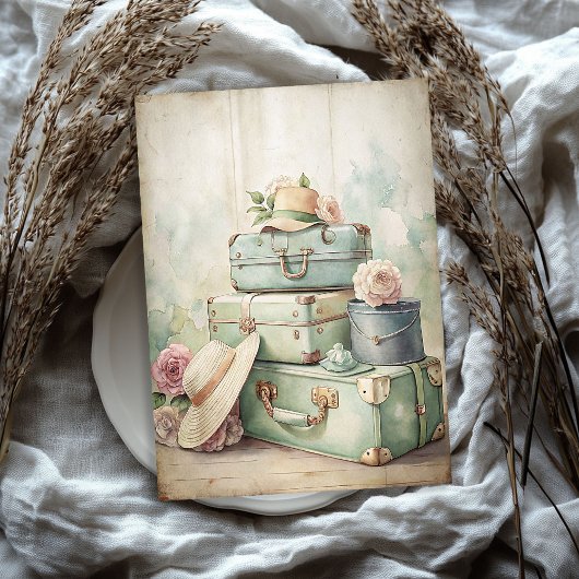 みすぼらしい水色のヴィンテージ夏の帽子のスーツケース 薄葉紙