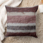 みすぼらしい茶色とビージュの編みストライプ物の クッション (ブランケット)