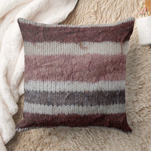 みすぼらしい茶色とビージュの編みストライプ物の クッション (ブランケット)