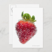 みずみずみずしい熟しオーガニックたイチゴの果実が水没した ポストカード (正面/裏面)