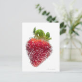 みずみずみずしい熟しオーガニックたイチゴの果実が水没した ポストカード (スタンド正面)