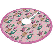 みにくいクリスマスセーターを着たピンクの猫 ブラッシュドポリエステルツリースカート (アングル)