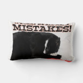 . .みんなでミスを犯す猫やる気を起こさせる引用文 ランバークッション (裏面)