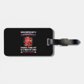 みんなをおもしろい幸せにするドラゴンシャツの女性は ラゲッジタグ (裏面横)