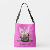 みんな抱きしめて。ピンクパグクロス体のトートバッグ クロスボディバッグ (裏面)