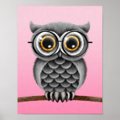 めがね付きかわいいフワフワ灰色フクロウピンク ポスター (正面)
