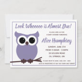 もうすぐ来るべき人を見て！ 紫フクロウのベビーシャワー 招待状 (正面)