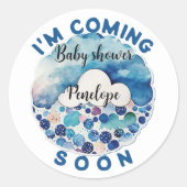 もうすぐ来ブルーフルーツクおもしろいラウドベビーシャワー ラウンドシール (正面)